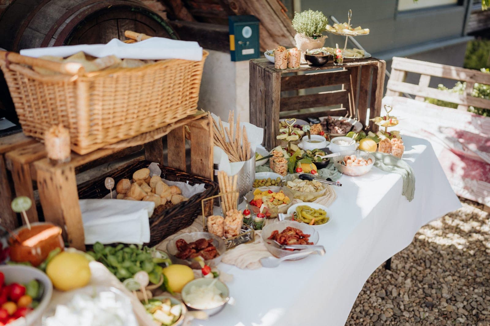 Reich gedeckte Aperitif- und Brunch-Tafel im Freien am Hofberg