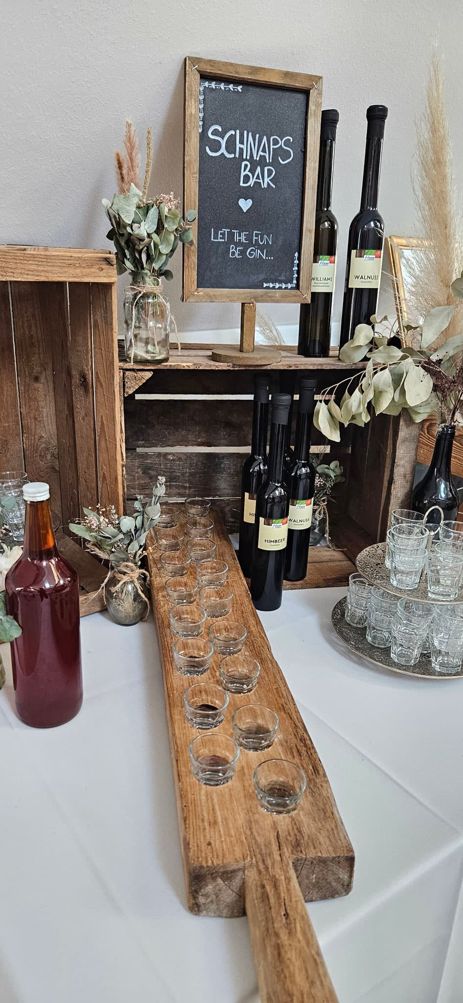 Schnaps- und Verkostungs-Bar mit Gläsern und Flaschen