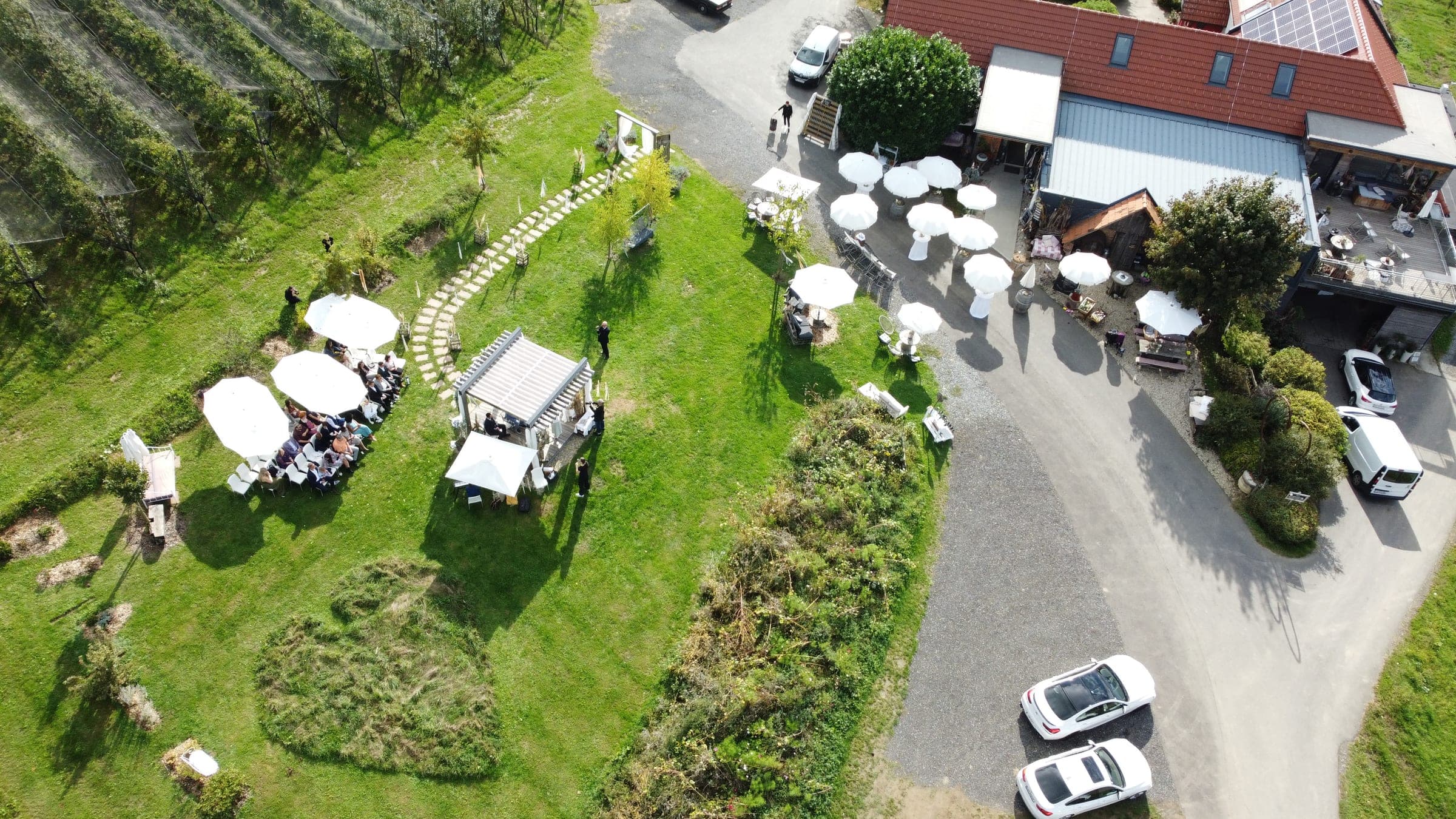 Luftaufnahme der gesamten Anlage von Obstbau Haas mit Hofladen, Pergola und Apfelgärten