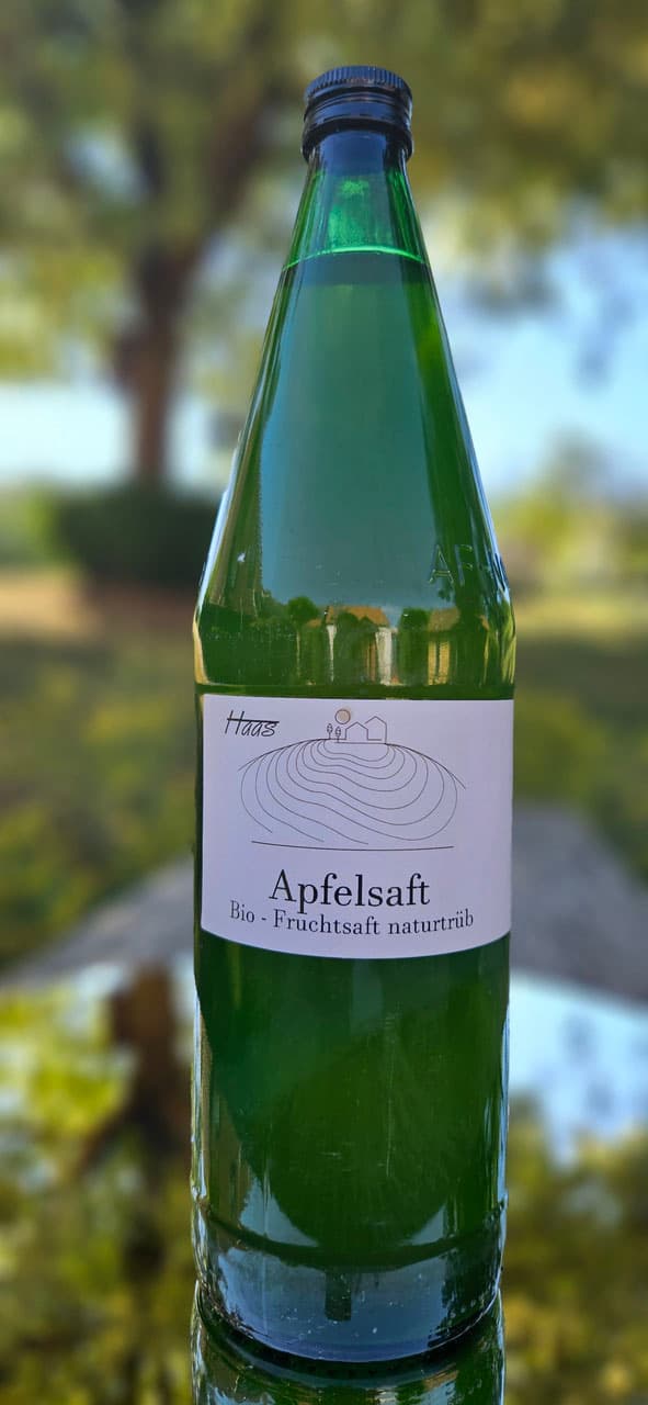 Flasche naturtrüber Bio-Apfelsaft vom Obst.Wein.Gut. Haas