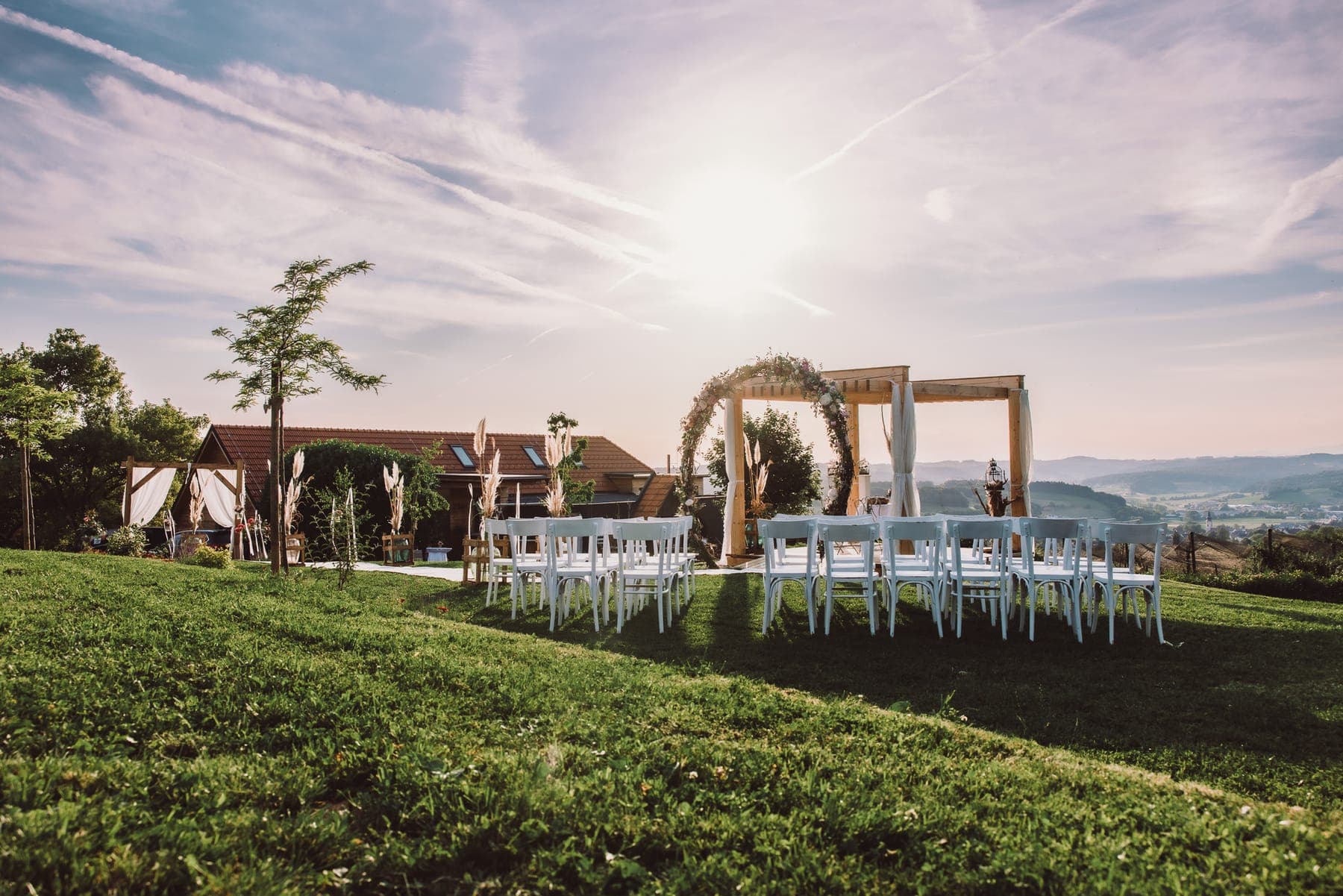 Hochzeitspaar auf der Terrasse am Hofberg mit Panoramablick